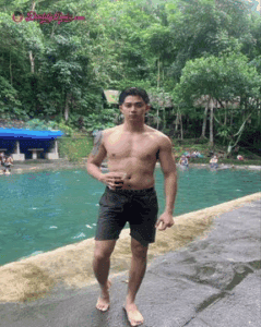 F 8Neo4a4AAPa1y 239x300 1